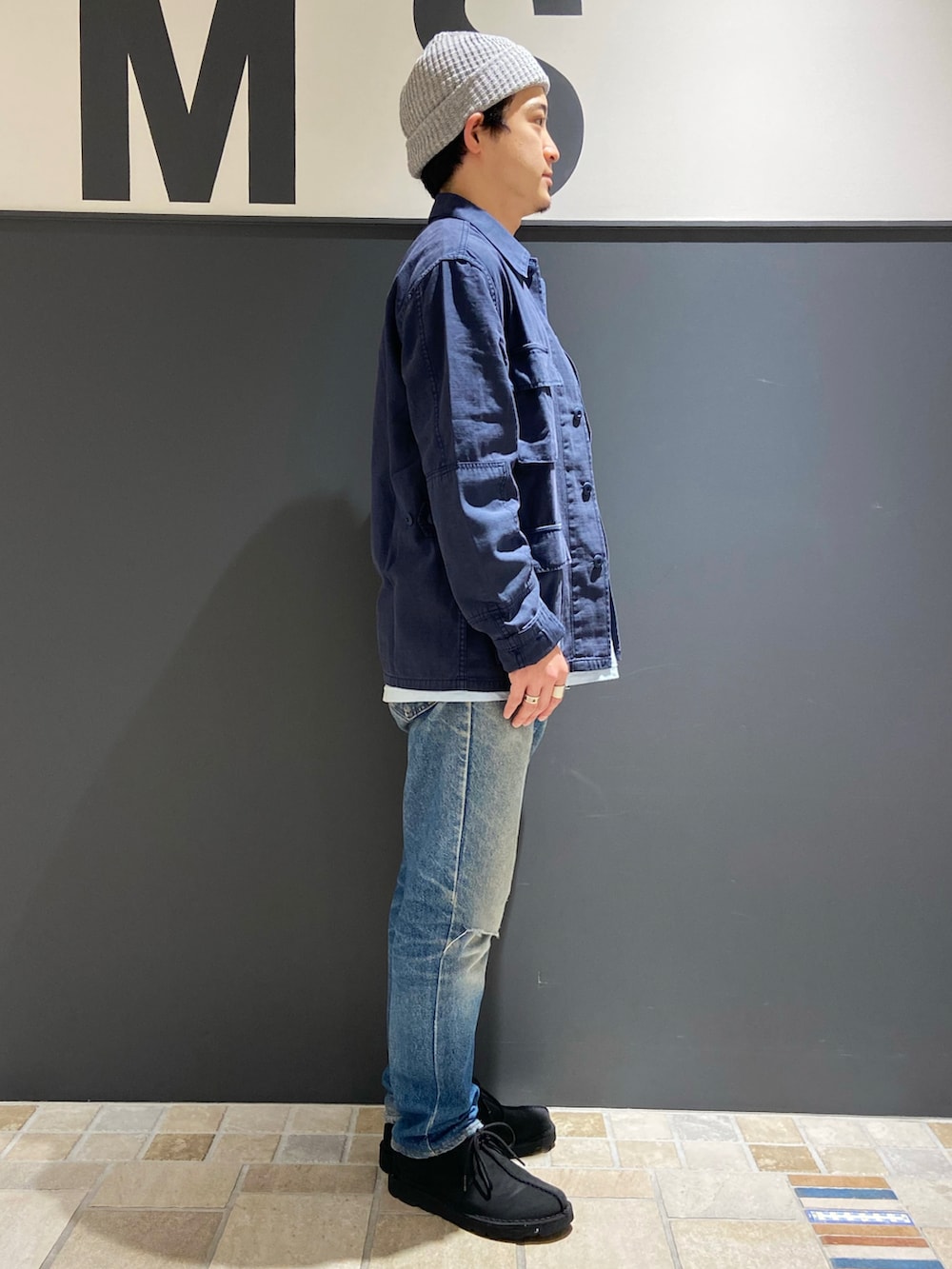 ブルー系のTシャツ/カットソー、ブルー系のブルゾン、ブルー系のデニムパンツを着用したメンズの夏コーディネートの2枚目の写真