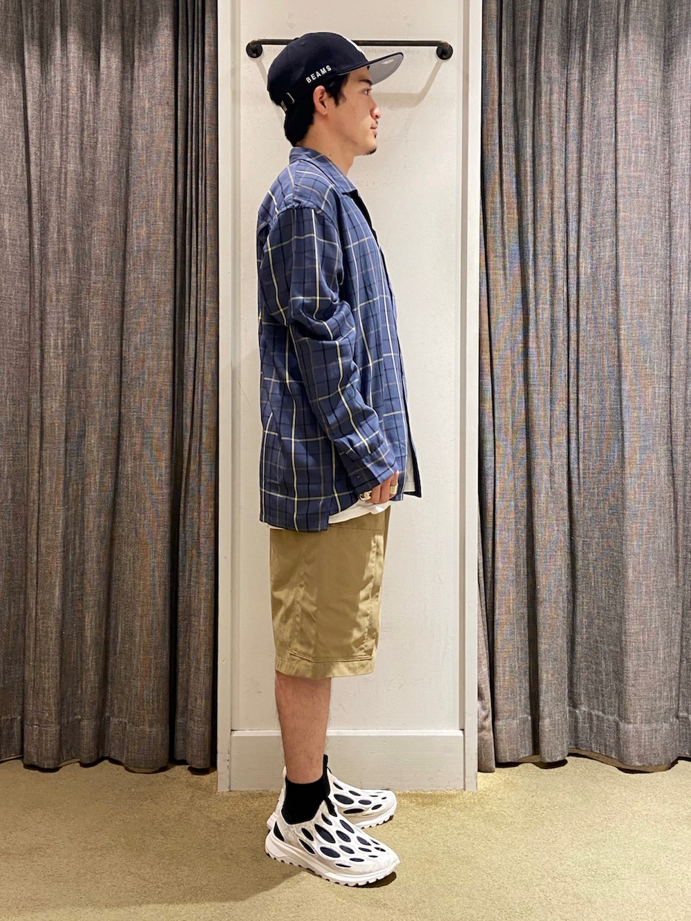 ブルー系のシャツ/ブラウス、ベージュ系のパンツ、ホワイト系のサンダルを着用したメンズの夏コーディネートの2枚目の写真