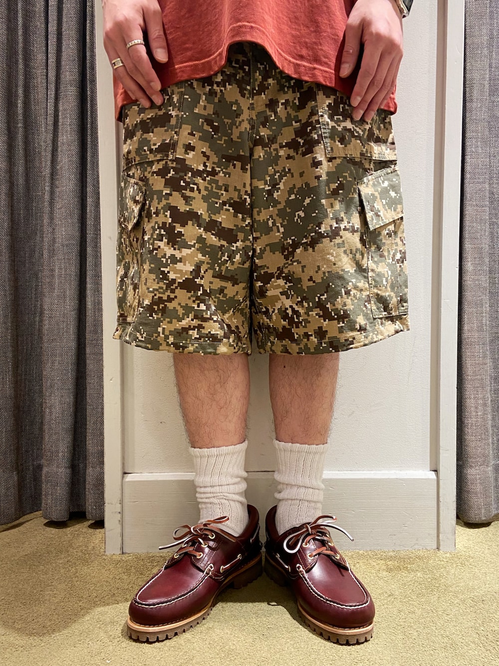 レッド系のTシャツ/カットソー、レッド系のモカシン/デッキシューズ、グリーン系のパンツを着用したメンズの夏コーディネートの5枚目の写真