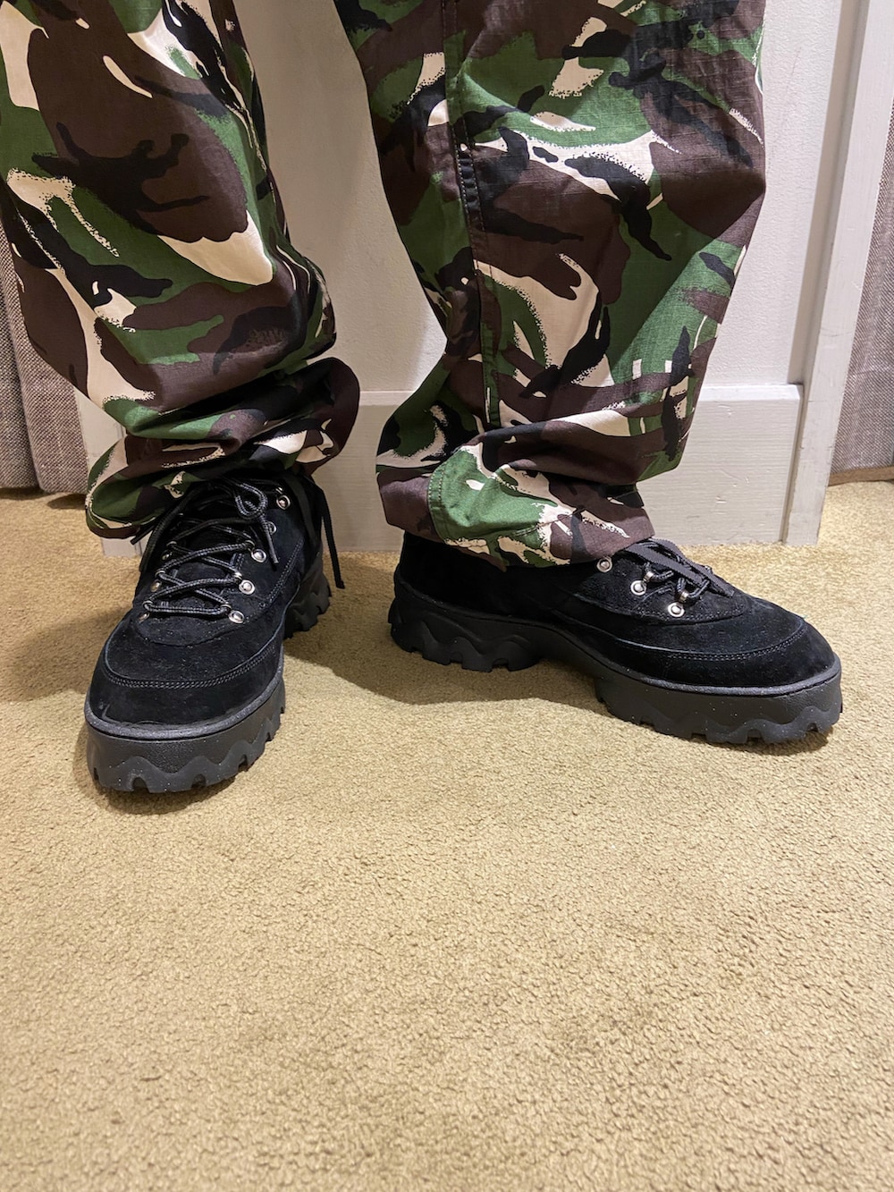 ブルー系のカーディガン/ボレロ、グリーン系のカーゴパンツ、ブラック系のスニーカーを着用したメンズの秋コーディネートの5枚目の写真