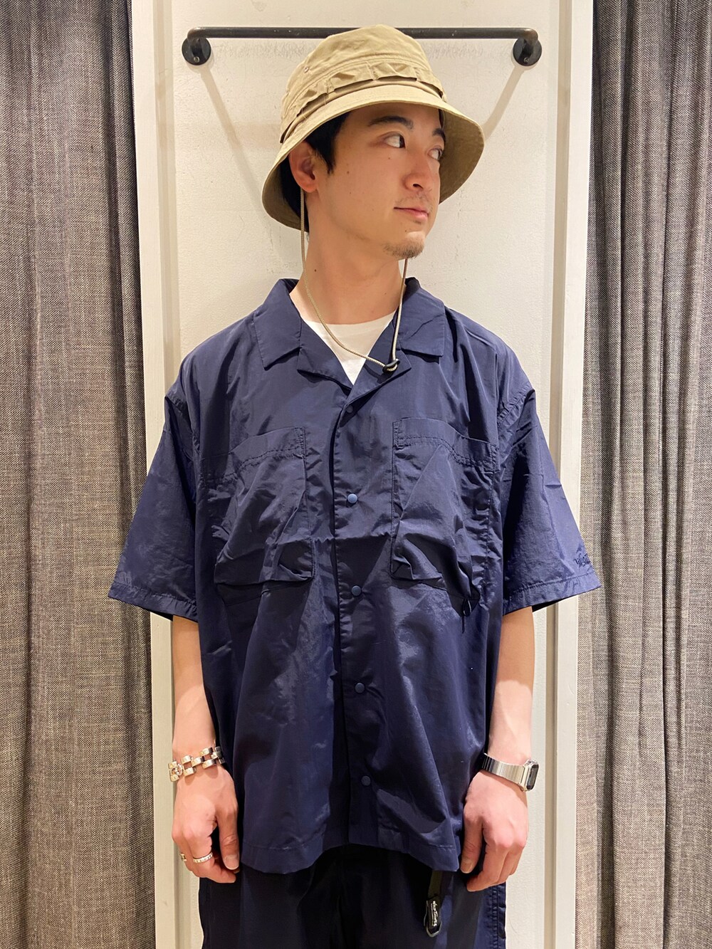 ブルー系のシャツ/ブラウス、ブルー系のその他パンツ、ベージュ系のスニーカーを着用したメンズの夏コーディネートの4枚目の写真