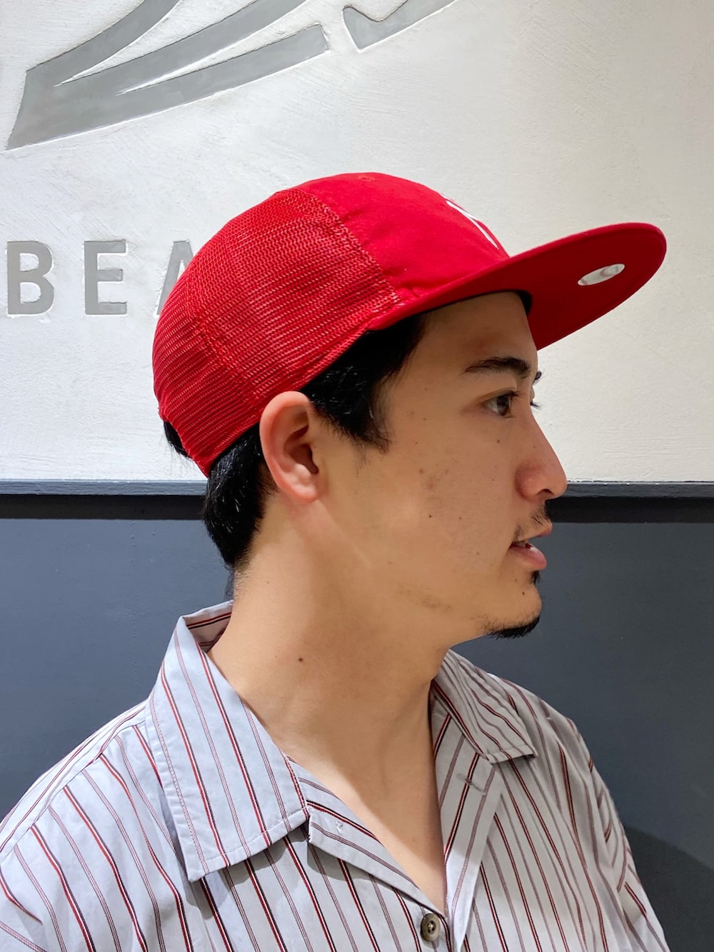 グレー系のシャツ/ブラウス、グレー系のスウェットパンツ、グレー系のスニーカーを着用したメンズの夏コーディネートの3枚目の写真