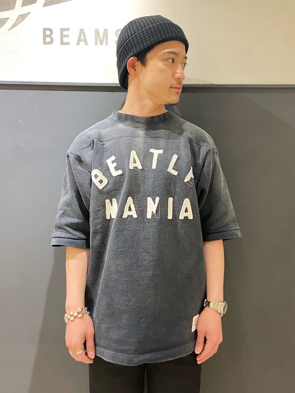 ブラック系のスウェット、ブラック系のデニムパンツ、ブラック系のスニーカーを着用したメンズの夏コーディネートの3枚目の写真