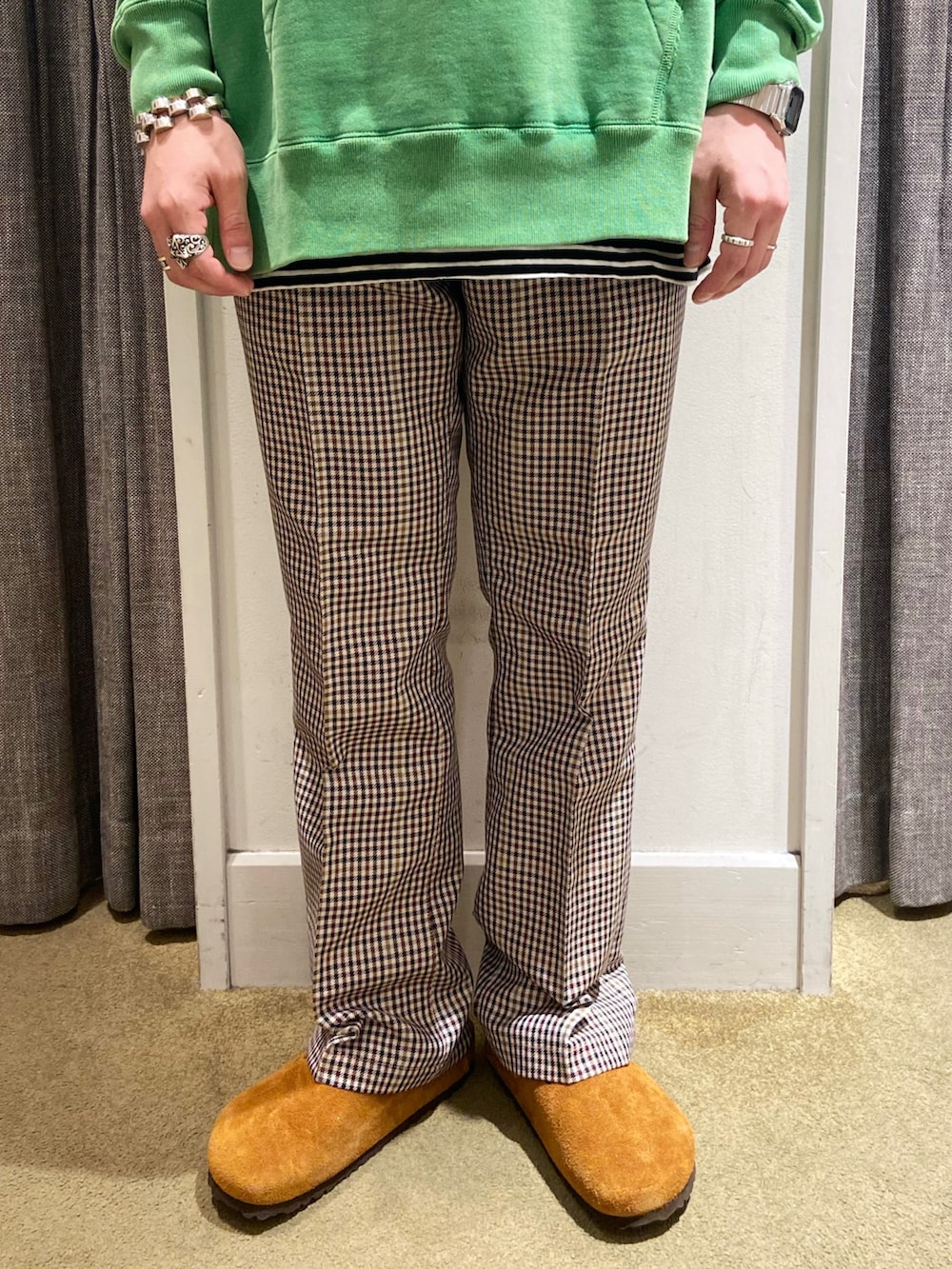 グリーン系のパーカー、ベージュ系のその他パンツ、ブラウン系のサンダルを着用したメンズの秋コーディネートの4枚目の写真