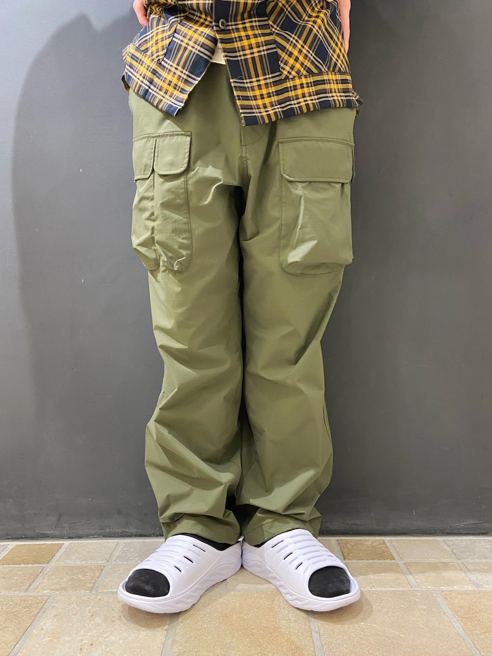 ホワイト系のTシャツ/カットソー、ブルー系のシャツ/ブラウス、グリーン系のその他パンツを着用したメンズの夏コーディネートの4枚目の写真