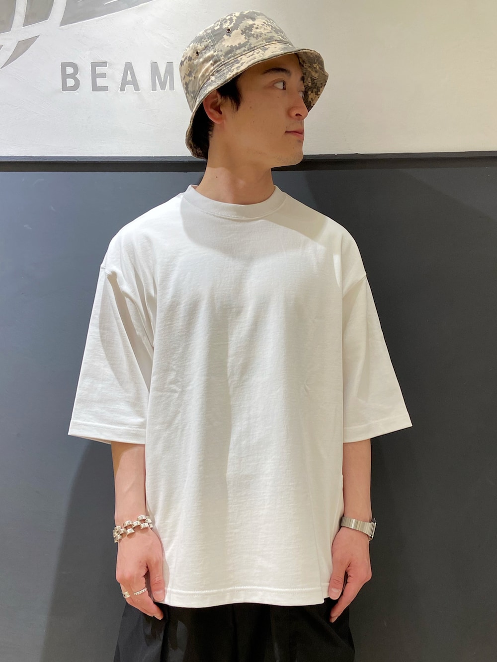 ブラック系のバックパック/リュック、ブラック系のその他パンツ、ブラック系のシューズを着用したメンズの夏コーディネートの3枚目の写真