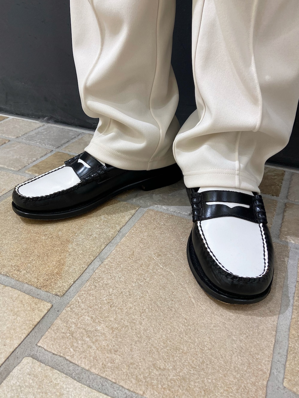 ブルー系のデニムジャケット、ホワイト系のパンツ、ブラック系のローファーを着用したメンズの秋コーディネートの4枚目の写真