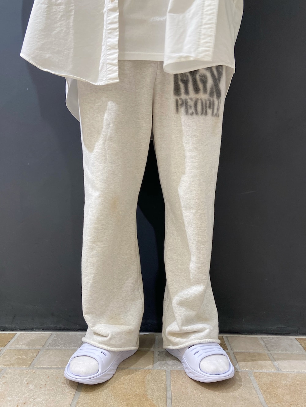 ホワイト系のシャツ/ブラウス、ホワイト系のTシャツ/カットソー、グレー系のスウェットパンツを着用したメンズの夏コーディネートの4枚目の写真