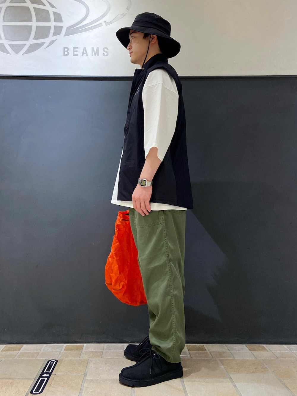 ホワイト系のTシャツ/カットソー、ブラック系のジャケット/アウター、グリーン系のその他パンツを着用したメンズの夏コーディネートの2枚目の写真