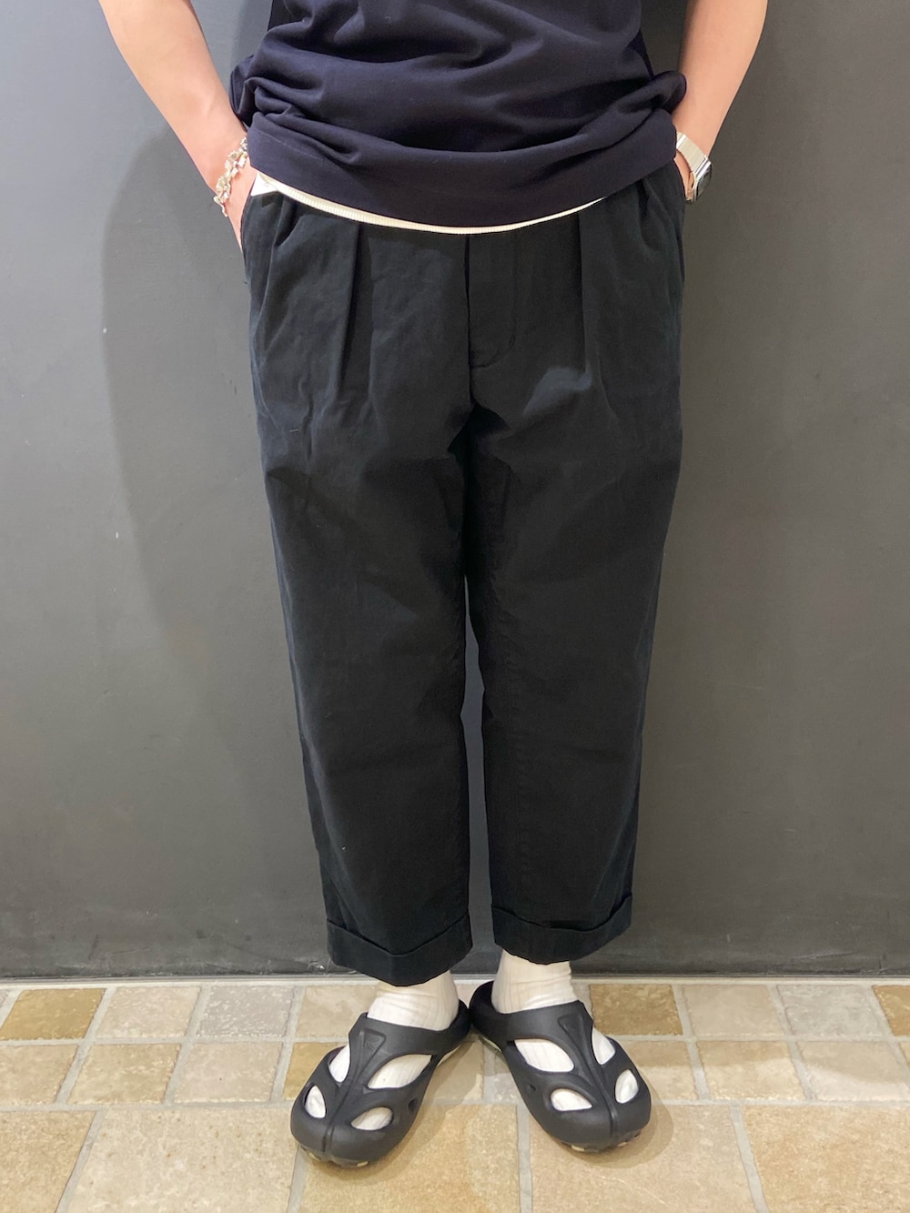 ブルー系のポロシャツ、ブルー系のチノパンツ、ブラック系のサンダルを着用したメンズの夏コーディネートの5枚目の写真