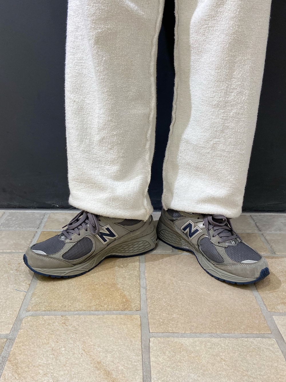 グレー系のシャツ/ブラウス、グレー系のスウェットパンツ、グレー系のスニーカーを着用したメンズの夏コーディネートの5枚目の写真