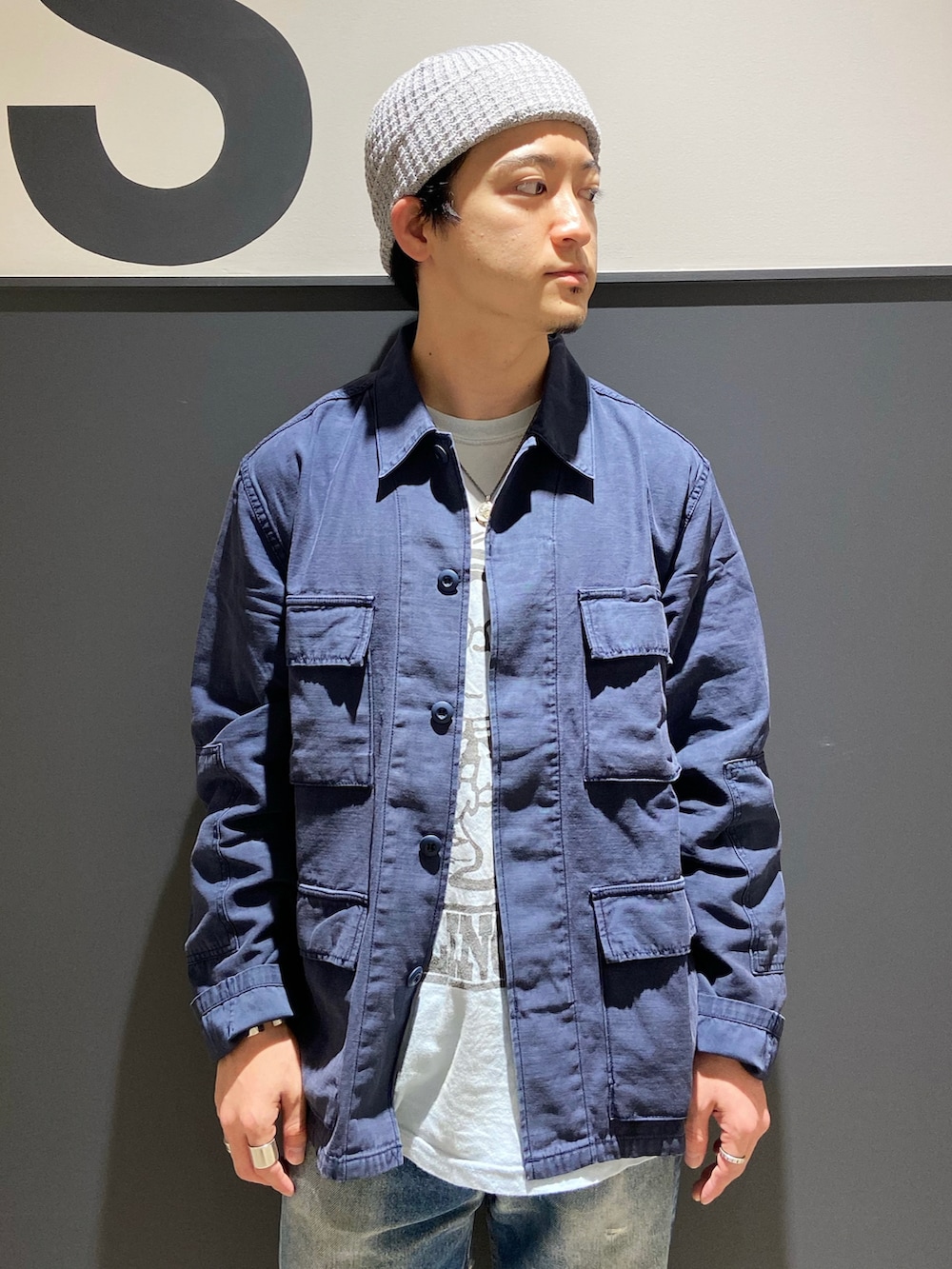 ブルー系のTシャツ/カットソー、ブルー系のブルゾン、ブルー系のデニムパンツを着用したメンズの夏コーディネートの3枚目の写真