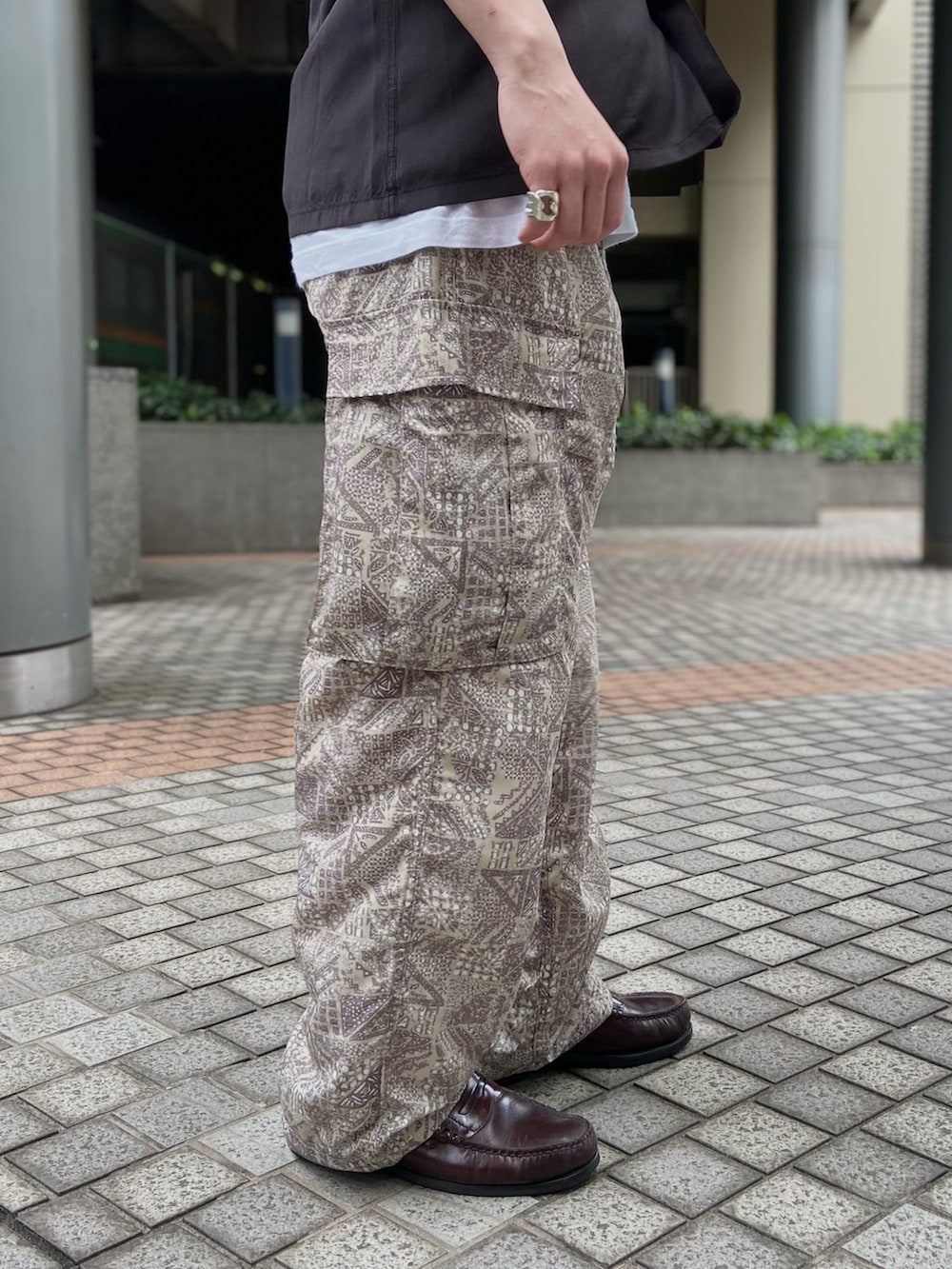 ブラック系のシャツ/ブラウス、ベージュ系のカーゴパンツ、ベージュ系のニットキャップ/ビーニーを着用したメンズの夏コーディネートの5枚目の写真