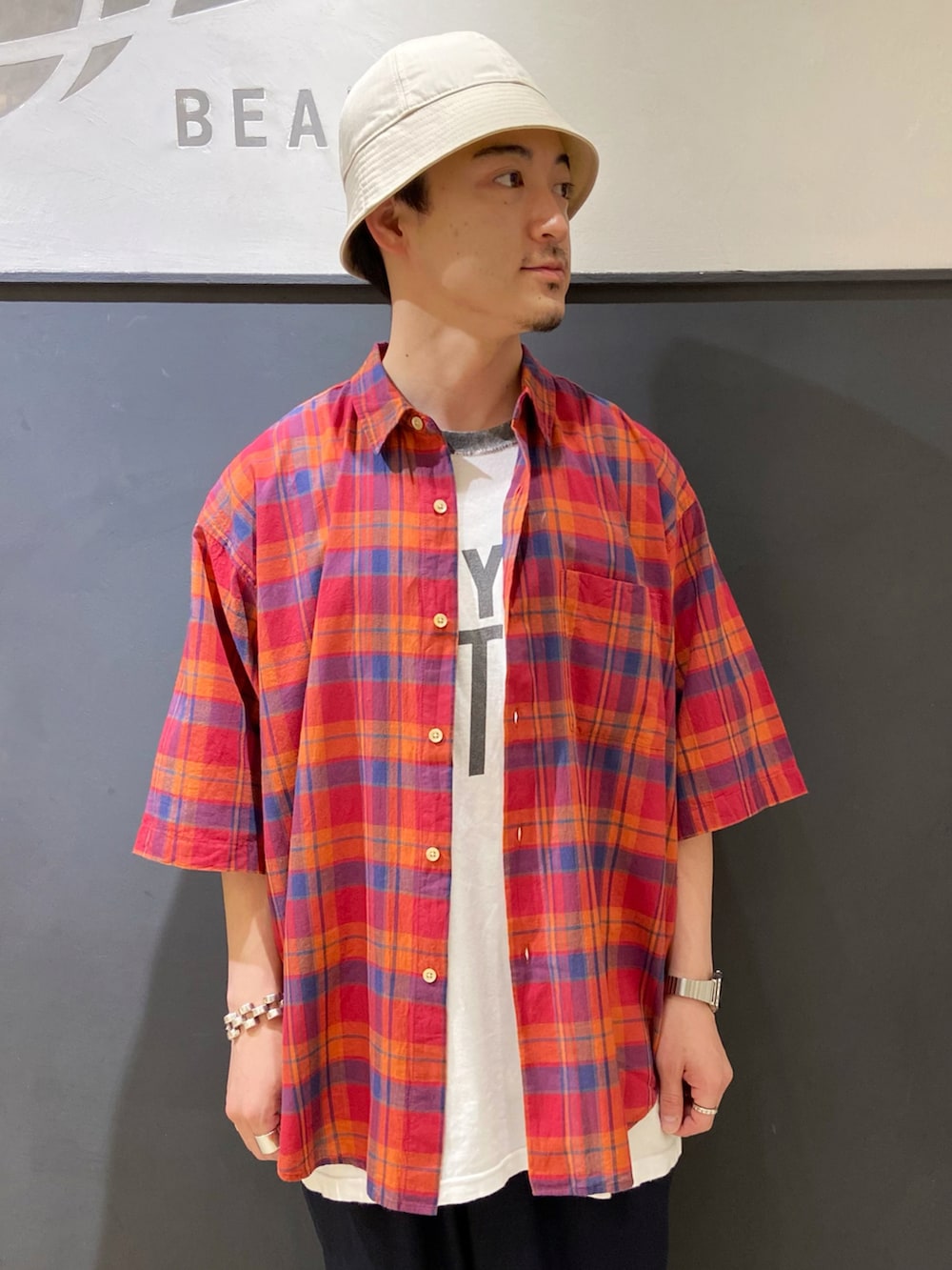 オレンジ系のシャツ/ブラウス、ホワイト系のTシャツ/カットソー、ブルー系のその他パンツを着用したメンズの夏コーディネートの3枚目の写真