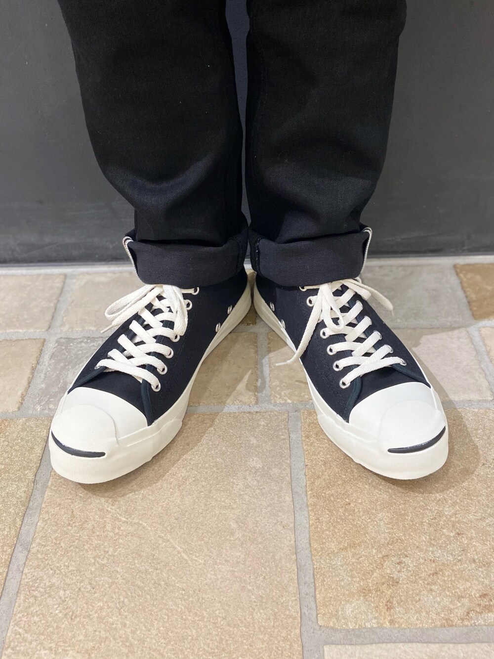 ブラック系のスウェット、ブラック系のデニムパンツ、ブラック系のスニーカーを着用したメンズの夏コーディネートの5枚目の写真