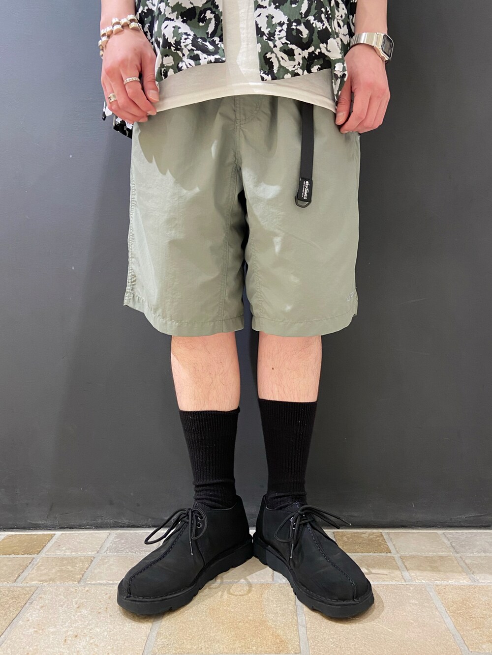 グリーン系のシャツ/ブラウス、ホワイト系のTシャツ/カットソー、グリーン系のパンツを着用したメンズの夏コーディネートの4枚目の写真