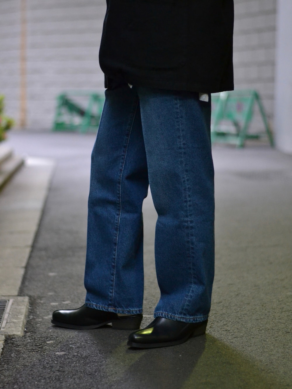 レッド系のTシャツ/カットソー、ブラック系のテーラードジャケット、ブルー系のデニムパンツを着用したメンズの夏コーディネートの4枚目の写真