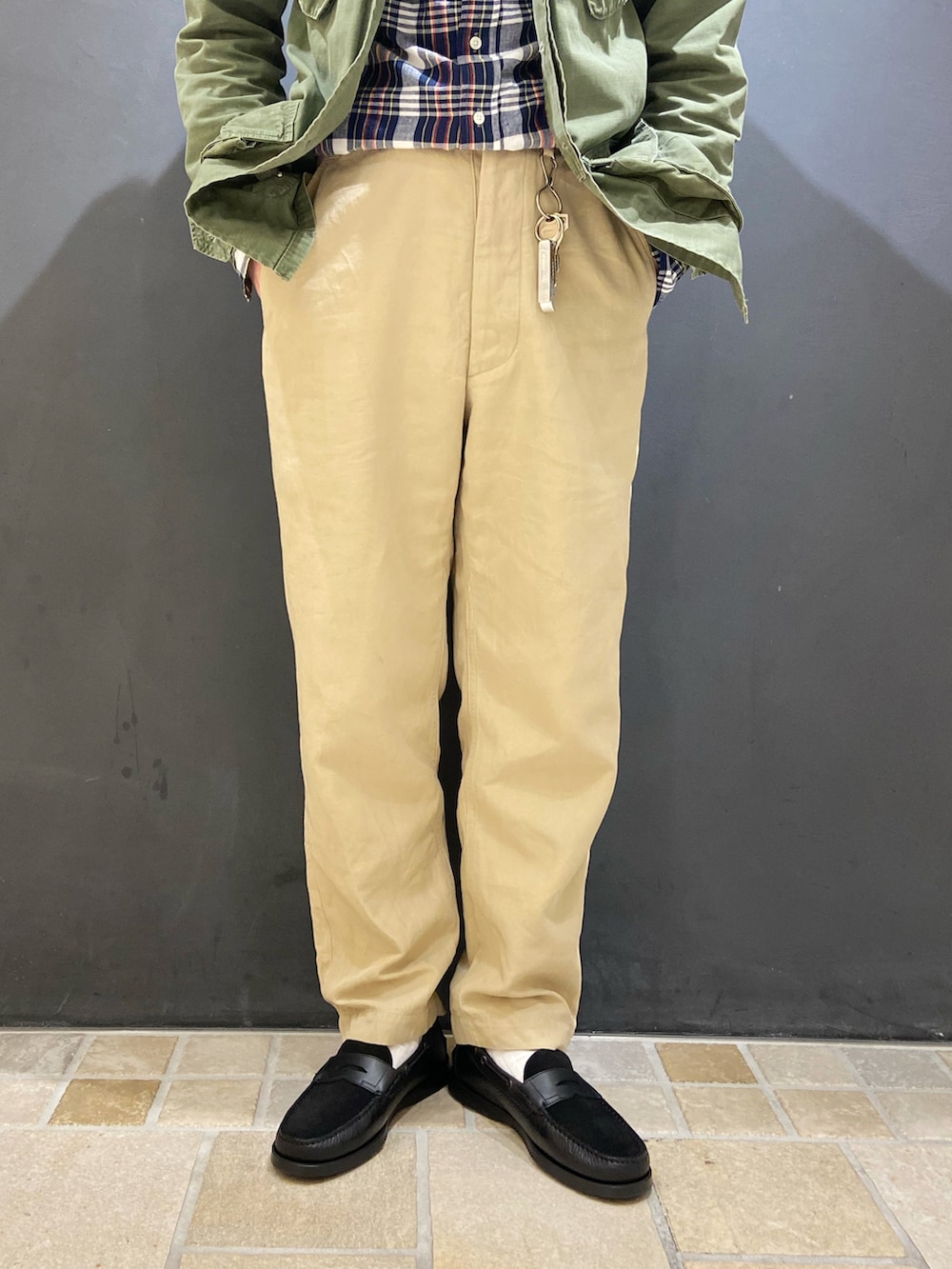 ブルー系のシャツ/ブラウス、ベージュ系のチノパンツ、ブラック系のローファーを着用したメンズの夏コーディネートの4枚目の写真