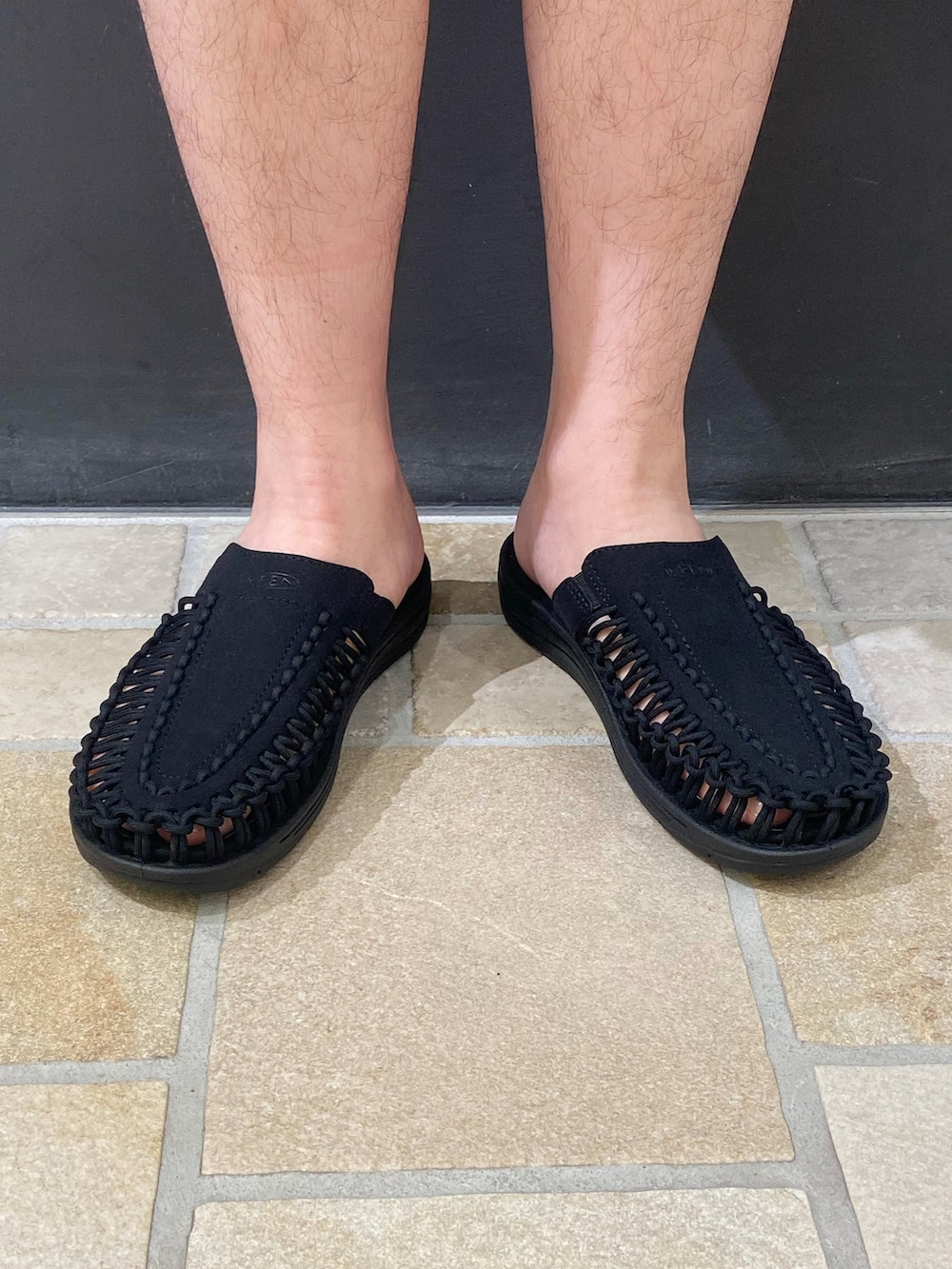 ブルー系のシャツ/ブラウス、ブルー系のその他パンツ、ブラック系のサンダルを着用したメンズの夏コーディネートの5枚目の写真