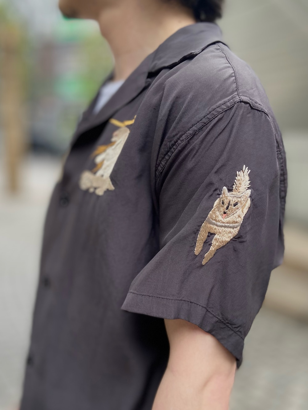 ブラック系のシャツ/ブラウス、ベージュ系のカーゴパンツ、ベージュ系のニットキャップ/ビーニーを着用したメンズの夏コーディネートの4枚目の写真