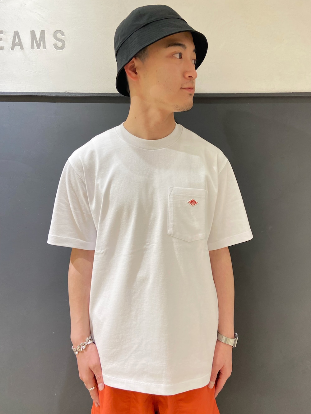 ホワイト系のTシャツ/カットソー、その他のスリッポン、レッド系のパンツを着用したメンズの夏コーディネートの4枚目の写真