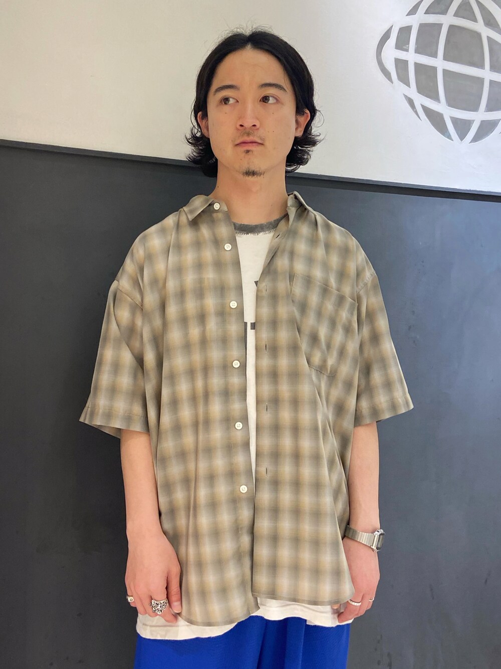 グレー系のシャツ/ブラウス、ブルー系のその他パンツ、ブラック系のスニーカーを着用したメンズの夏コーディネートの4枚目の写真