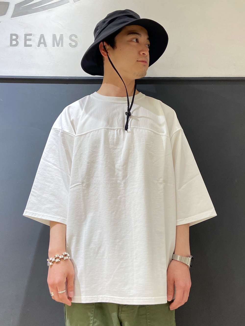 ホワイト系のTシャツ/カットソー、ブラック系のジャケット/アウター、グリーン系のその他パンツを着用したメンズの夏コーディネートの3枚目の写真