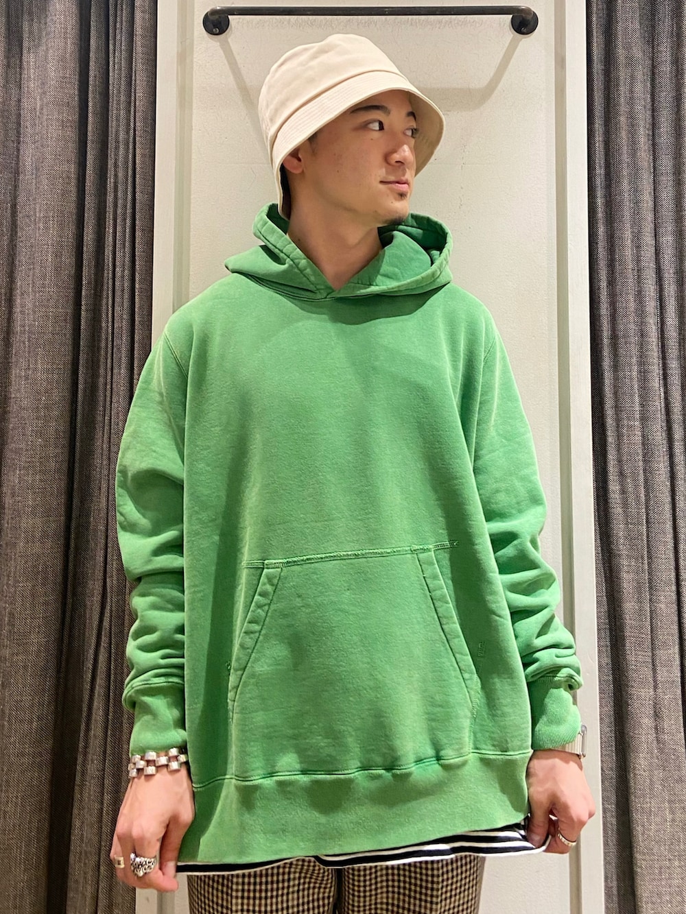 グリーン系のパーカー、ベージュ系のその他パンツ、ブラウン系のサンダルを着用したメンズの秋コーディネートの3枚目の写真