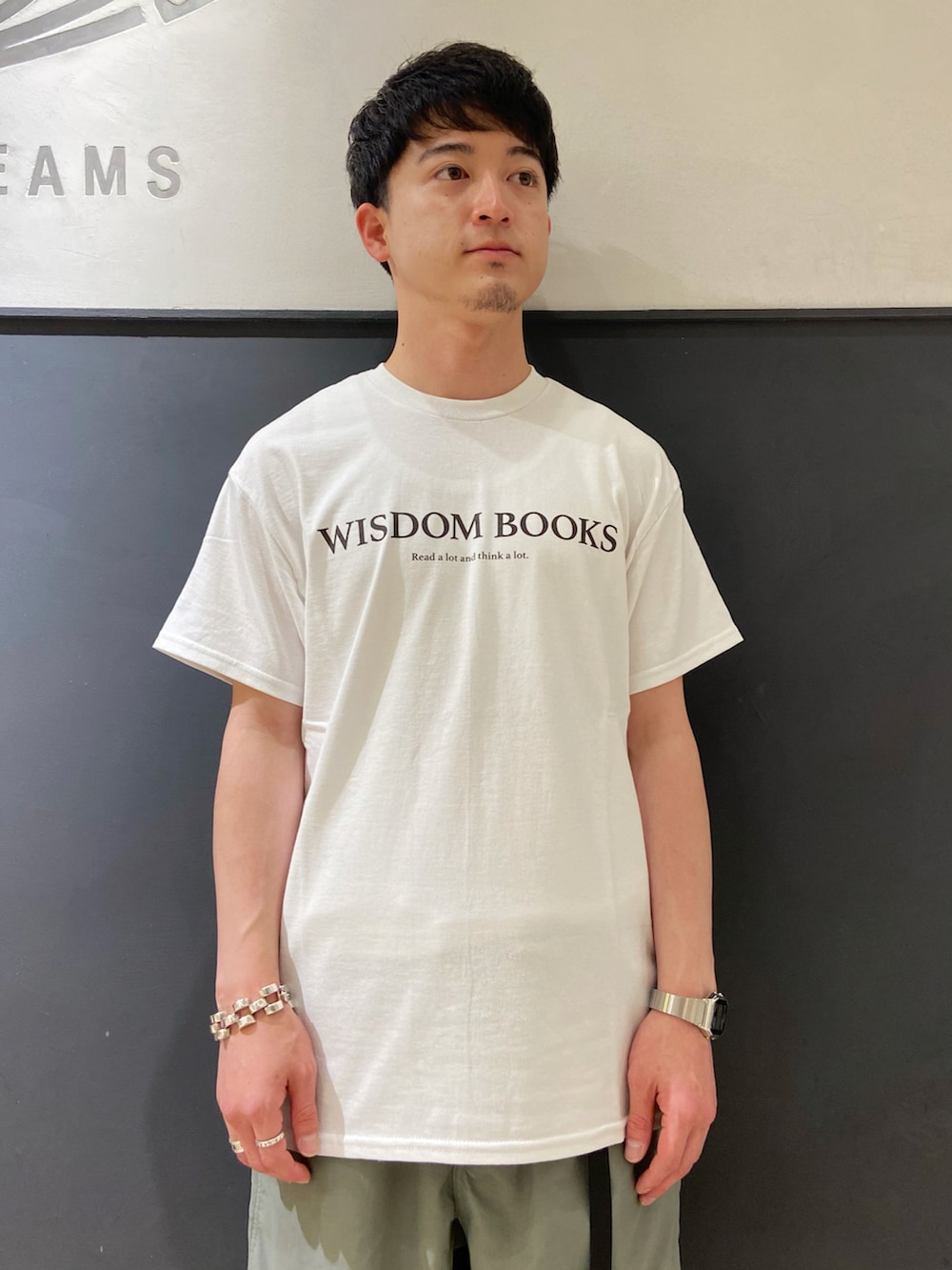 グリーン系のシャツ/ブラウス、ホワイト系のTシャツ/カットソー、グリーン系のパンツを着用したメンズの夏コーディネートの5枚目の写真