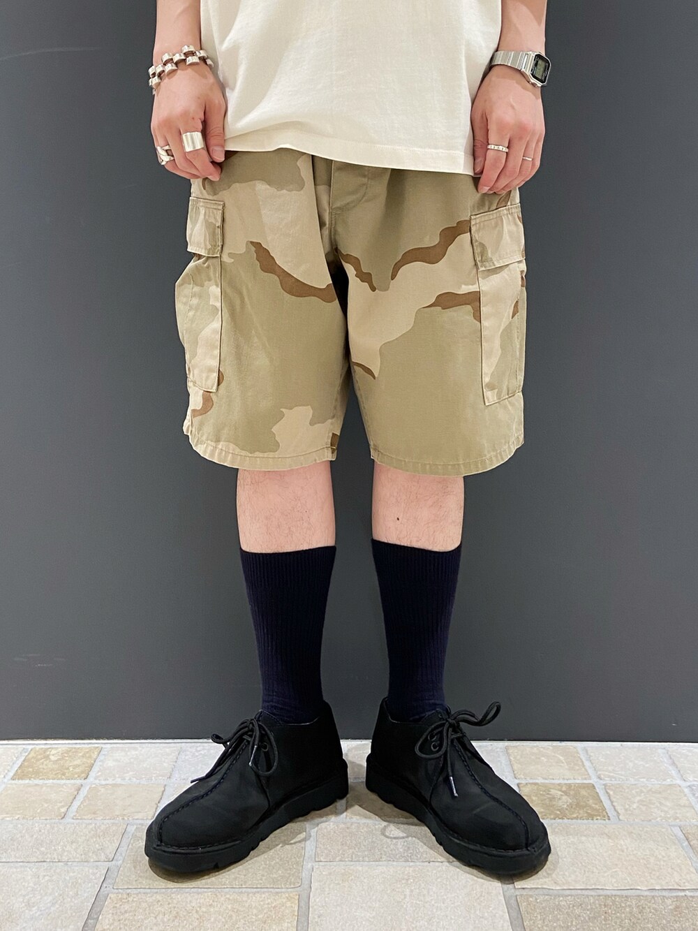 ホワイト系のTシャツ/カットソー、その他のその他パンツ、ブルー系のシューズを着用したメンズの夏コーディネートの4枚目の写真