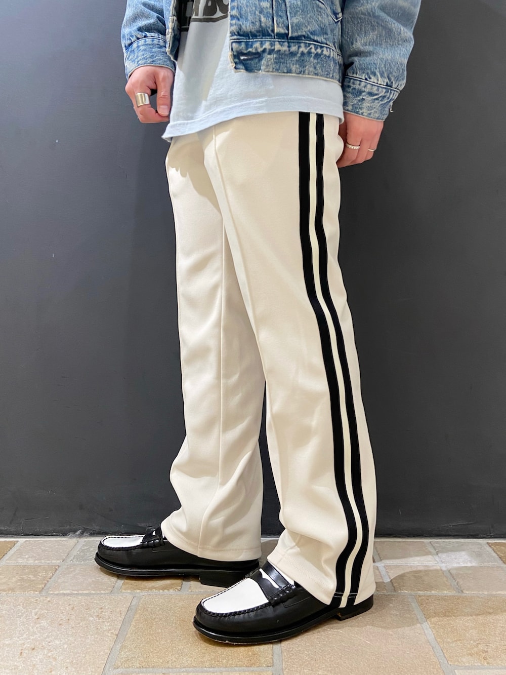 ブルー系のデニムジャケット、ホワイト系のパンツ、ブラック系のローファーを着用したメンズの秋コーディネートの3枚目の写真