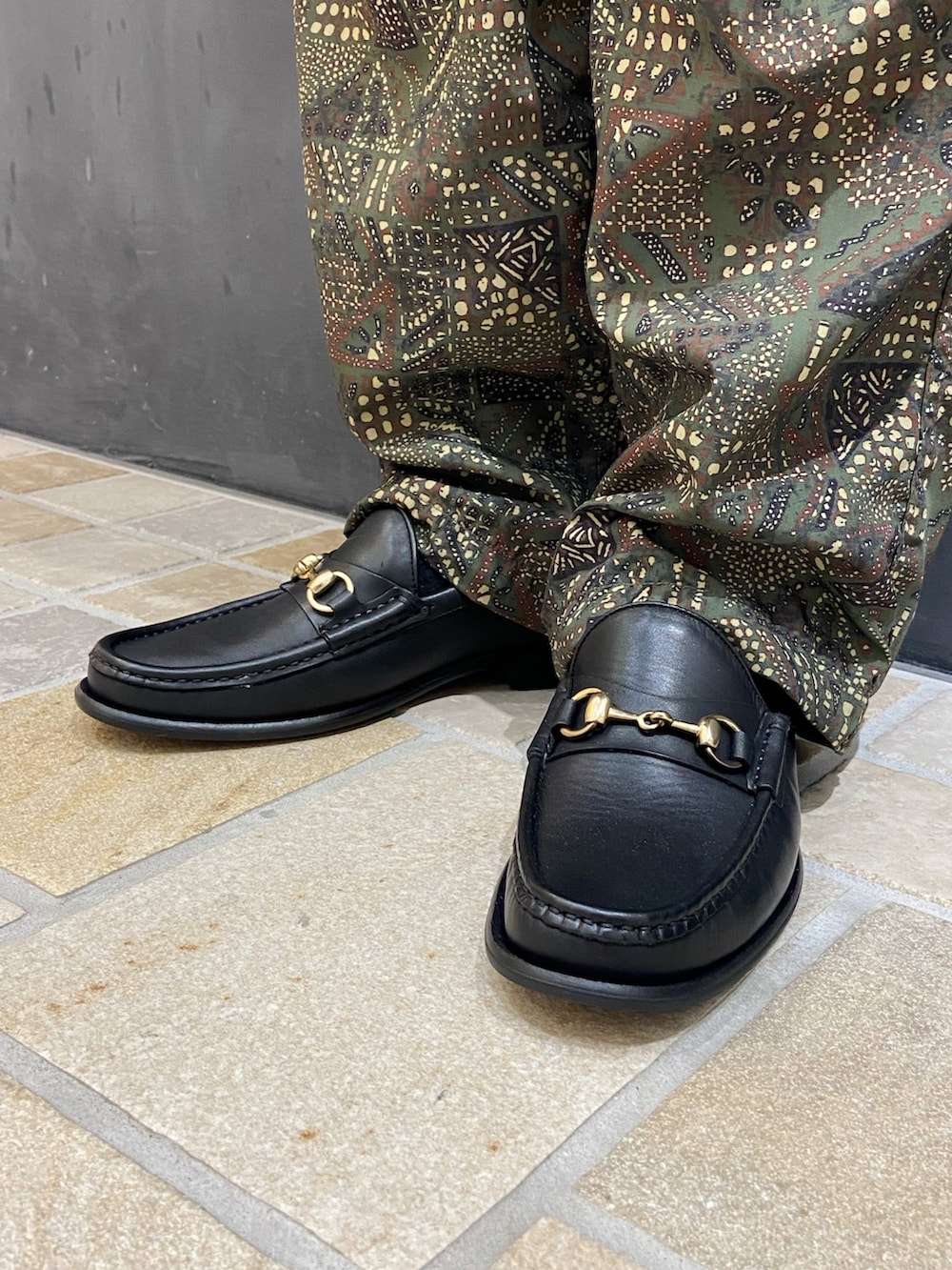 ブルー系のポロシャツ、グリーン系のカーゴパンツ、ブラック系のローファーを着用したメンズの夏コーディネートの5枚目の写真