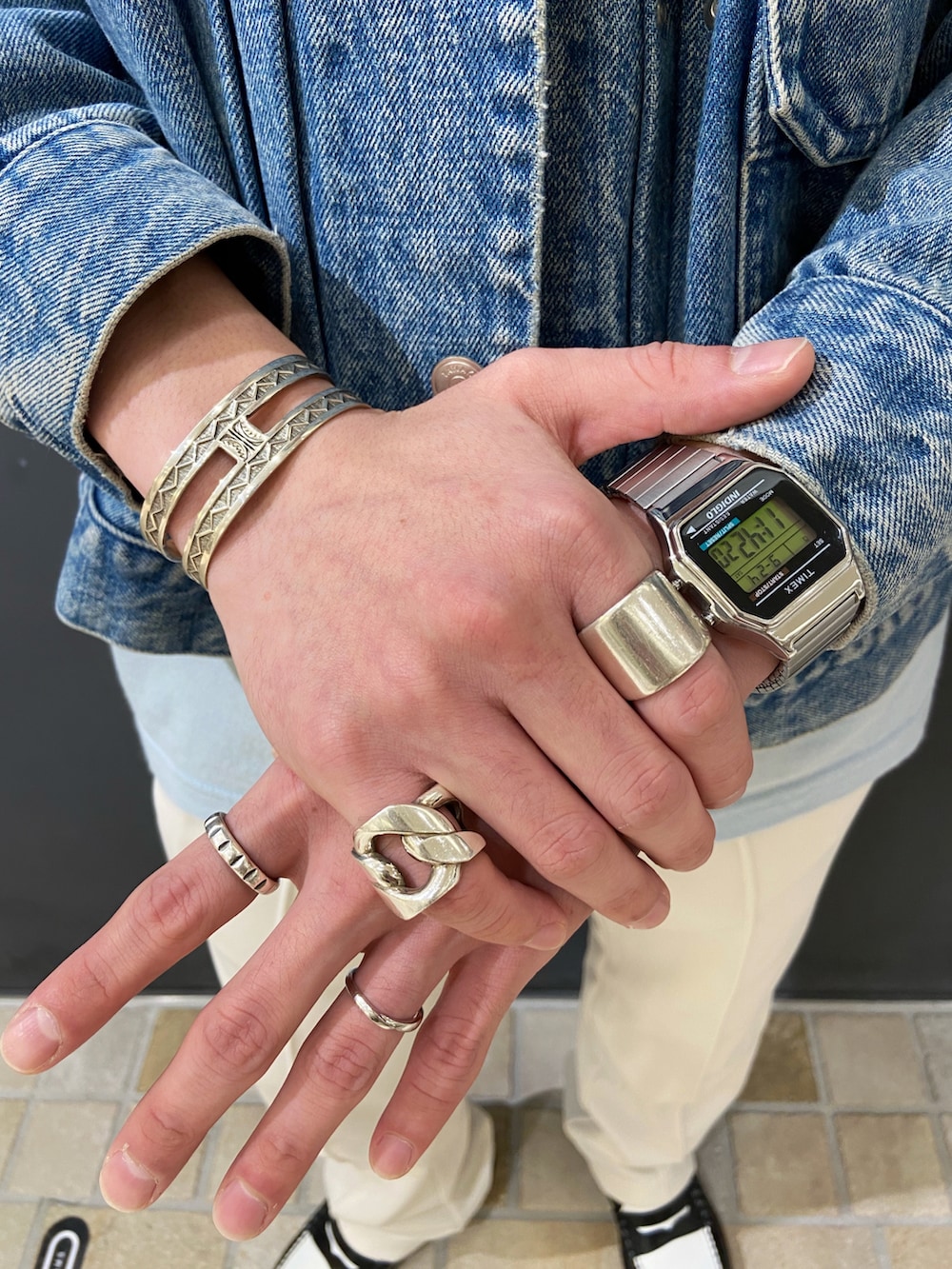 ブルー系のデニムジャケット、ホワイト系のパンツ、ブラック系のローファーを着用したメンズの秋コーディネートの5枚目の写真