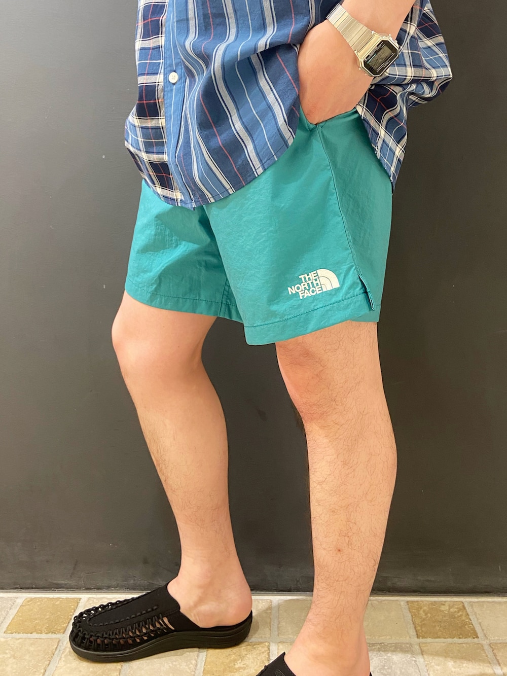 ブルー系のシャツ/ブラウス、ブルー系のその他パンツ、ブラック系のサンダルを着用したメンズの夏コーディネートの4枚目の写真