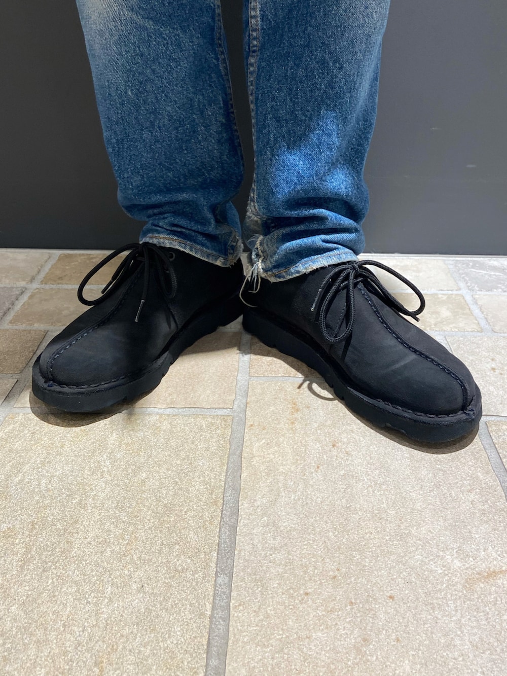 ブルー系のTシャツ/カットソー、ブルー系のブルゾン、ブルー系のデニムパンツを着用したメンズの夏コーディネートの5枚目の写真