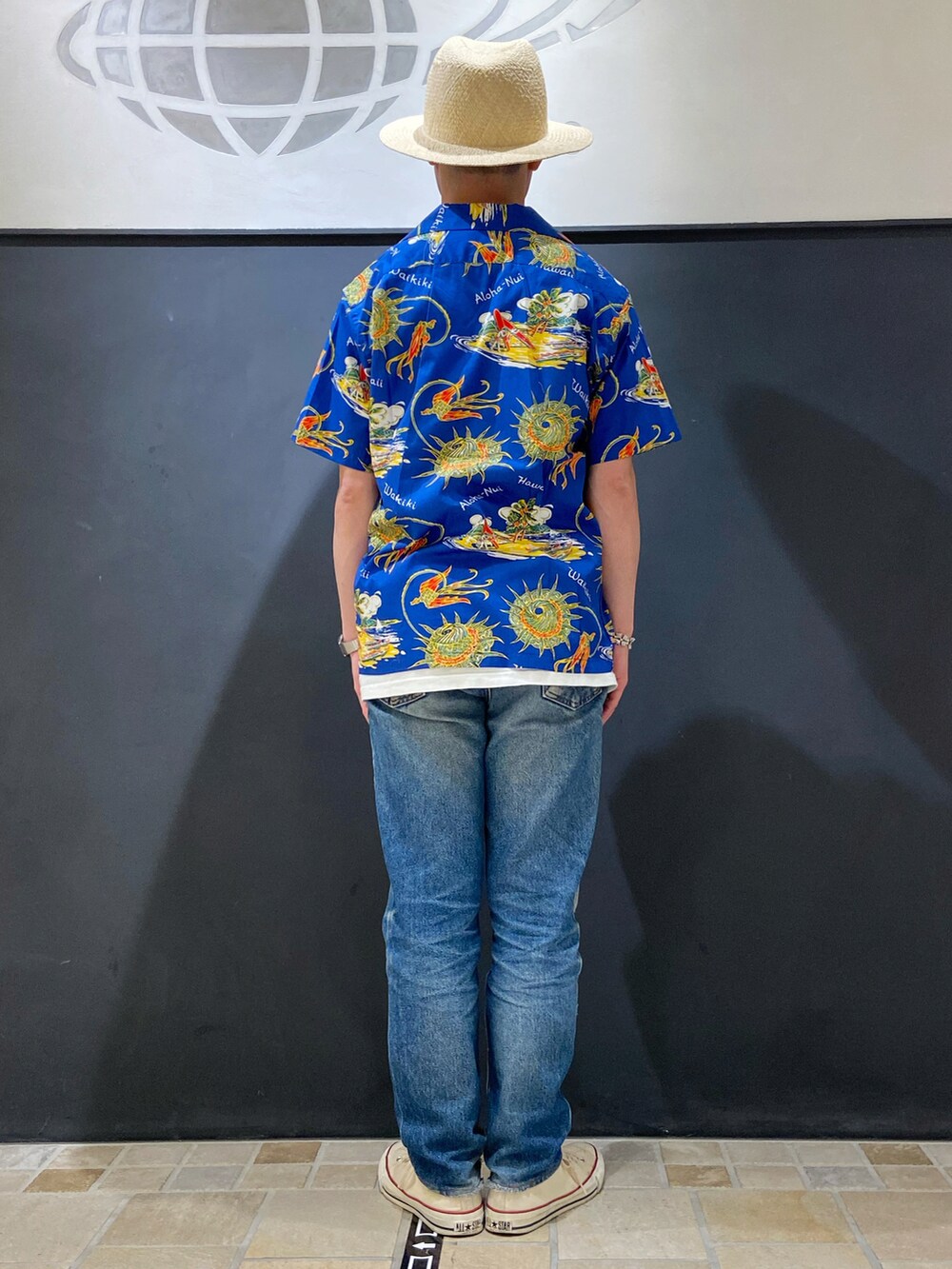 ホワイト系のTシャツ/カットソー、ブルー系のデニムパンツ、ホワイト系のスニーカーを着用したメンズの夏コーディネートの3枚目の写真