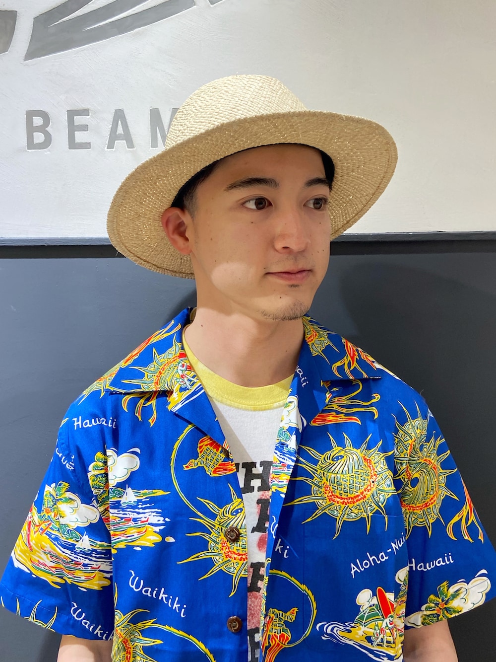 ホワイト系のTシャツ/カットソー、ブルー系のデニムパンツ、ホワイト系のスニーカーを着用したメンズの夏コーディネートの4枚目の写真