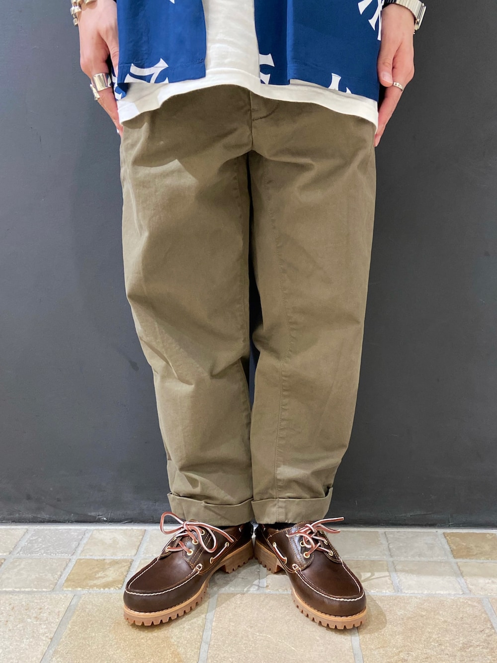 ブルー系のシャツ/ブラウス、ホワイト系のTシャツ/カットソー、ブラウン系のモカシン/デッキシューズを着用したメンズの夏コーディネートの5枚目の写真