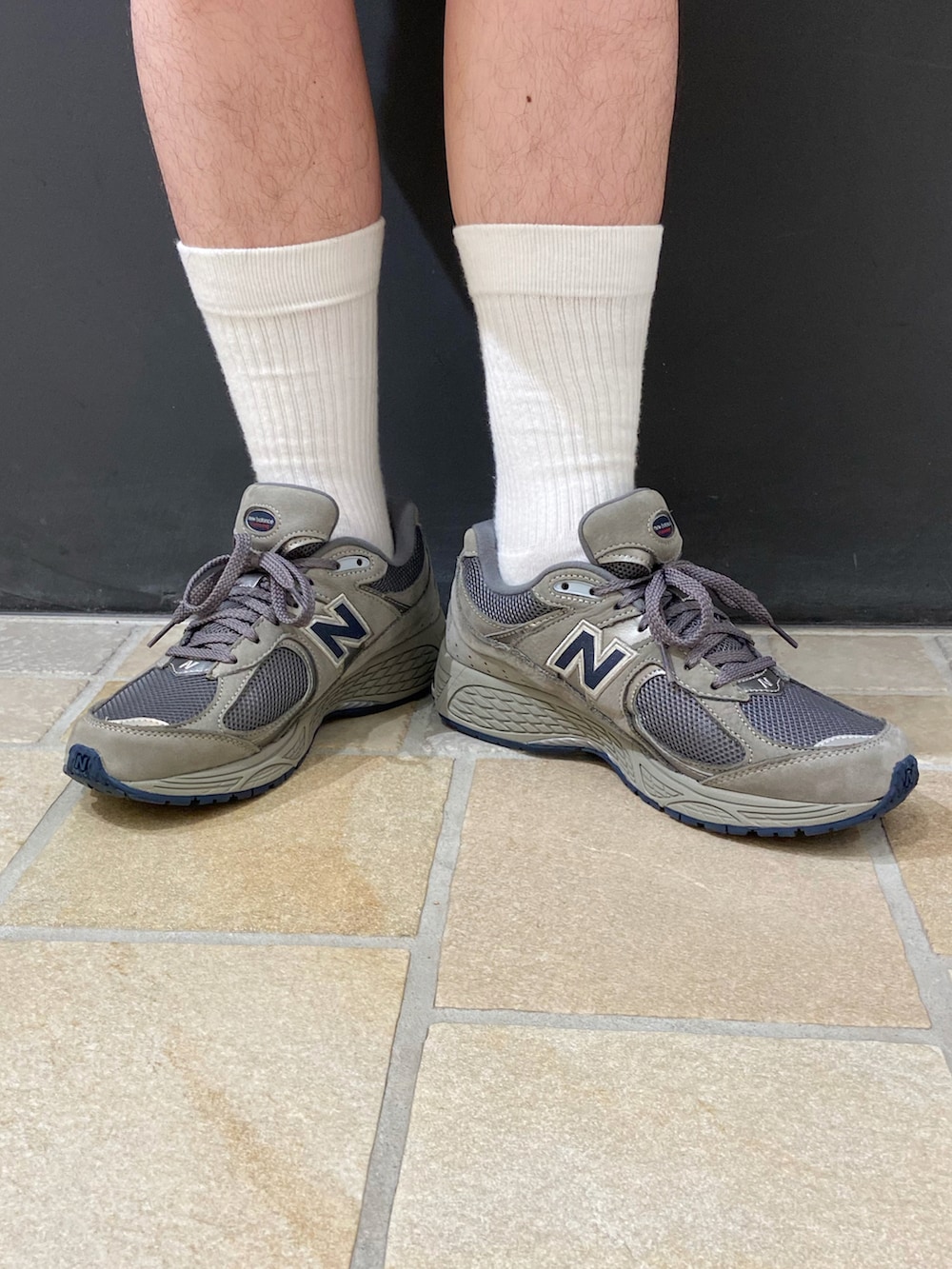 ブラック系のバックパック/リュック、グレー系のシャツ/ブラウス、ホワイト系のTシャツ/カットソーを着用したメンズの夏コーディネートの4枚目の写真