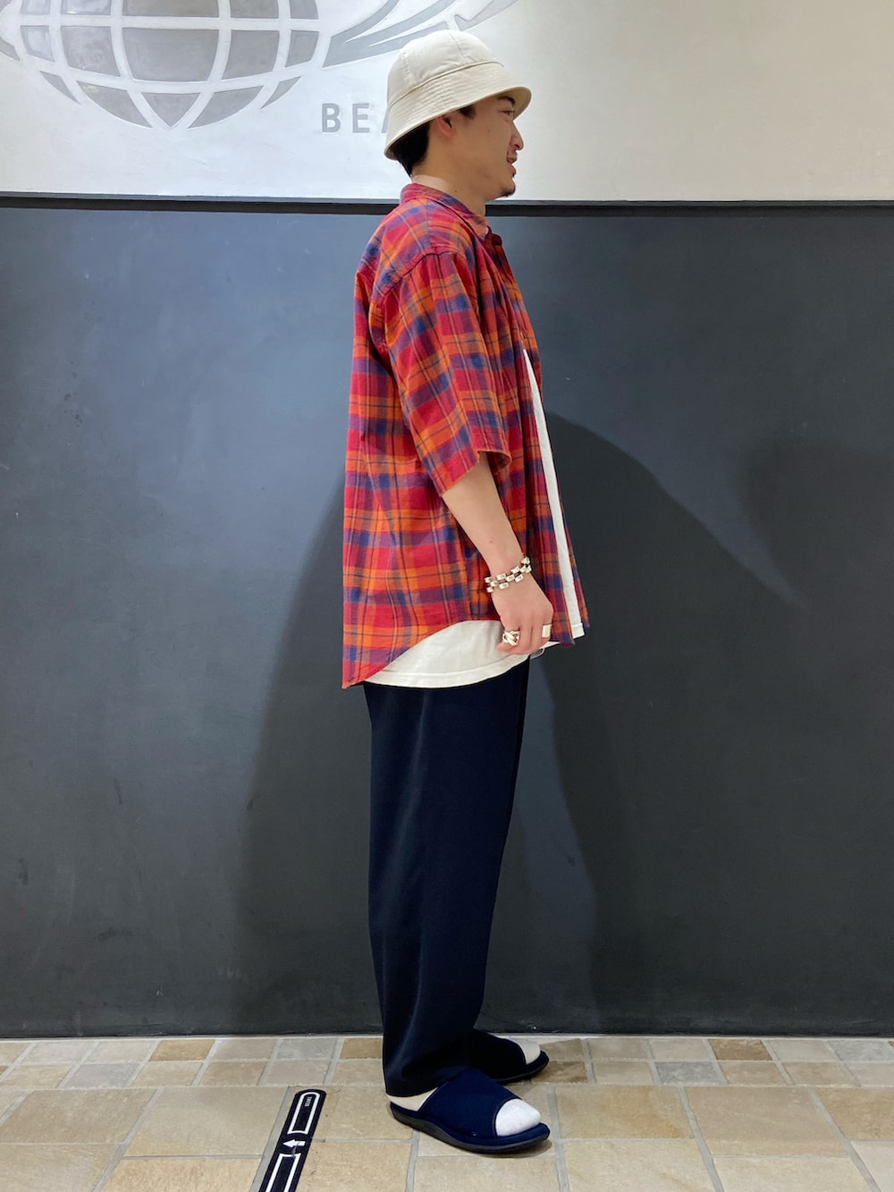 オレンジ系のシャツ/ブラウス、ホワイト系のTシャツ/カットソー、ブルー系のその他パンツを着用したメンズの夏コーディネートの4枚目の写真