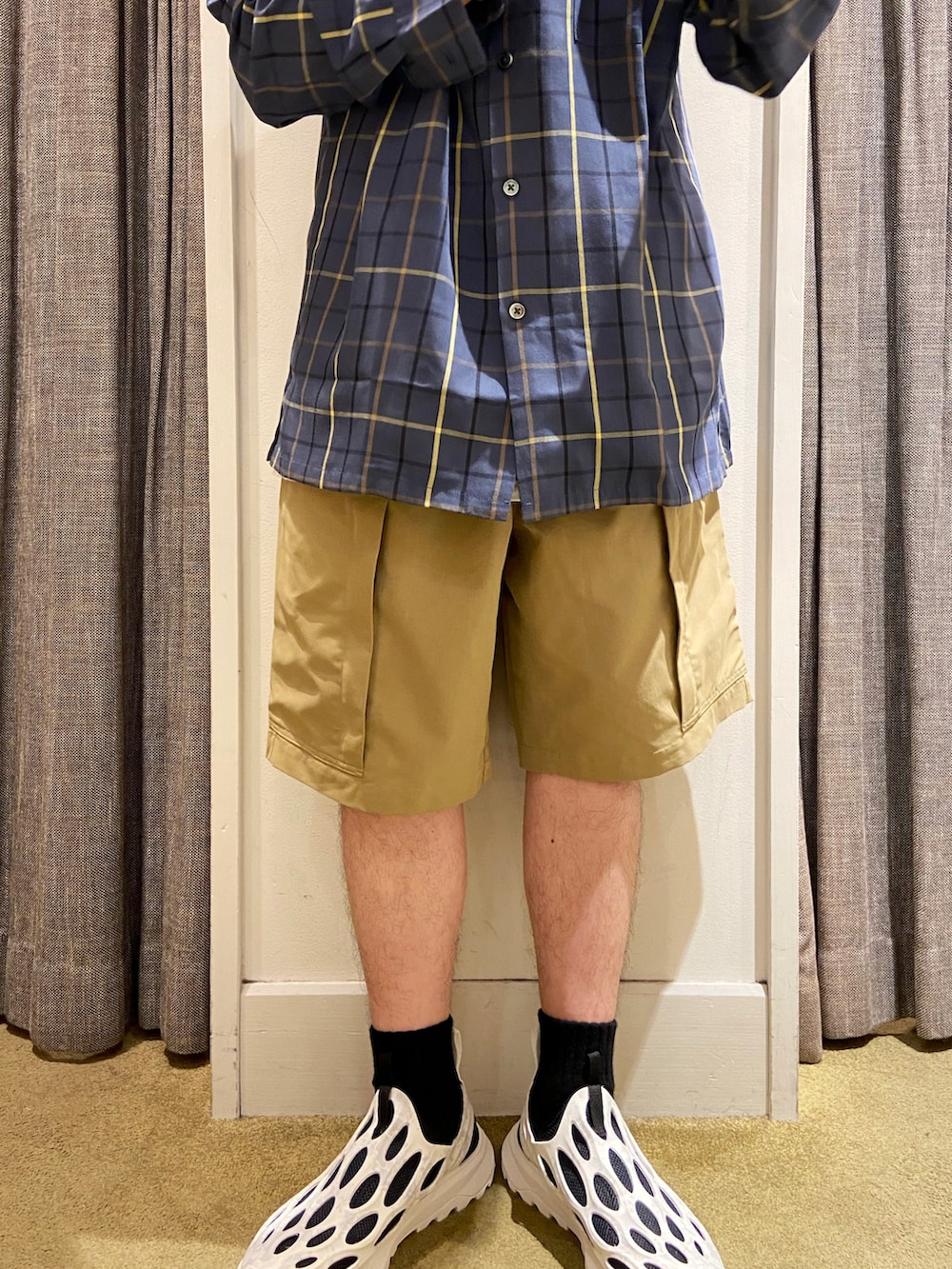 ブルー系のシャツ/ブラウス、ベージュ系のパンツ、ホワイト系のサンダルを着用したメンズの夏コーディネートの5枚目の写真