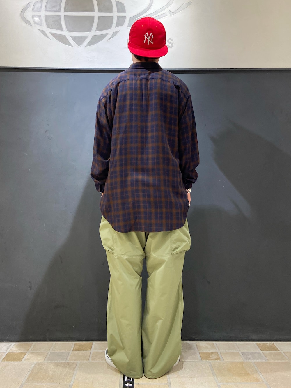 ブルー系のシャツ/ブラウス、グリーン系のその他パンツ、ブラック系のスニーカーを着用したメンズの夏コーディネートの3枚目の写真