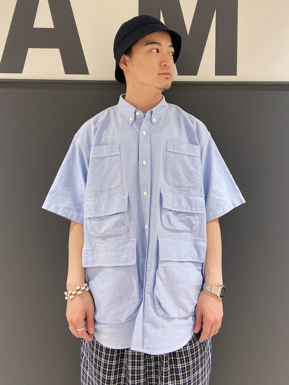 ブルー系のシャツ/ブラウス、ブルー系のその他パンツ、ブルー系のハットを着用したメンズの夏コーディネートの5枚目の写真