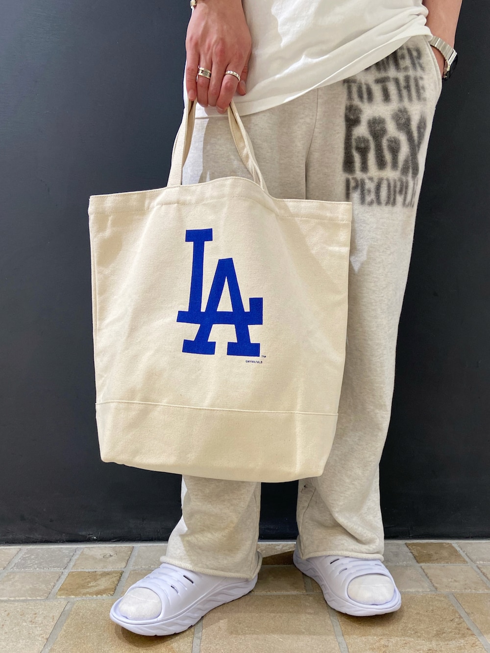 ホワイト系のシャツ/ブラウス、ホワイト系のTシャツ/カットソー、グレー系のスウェットパンツを着用したメンズの夏コーディネートの5枚目の写真