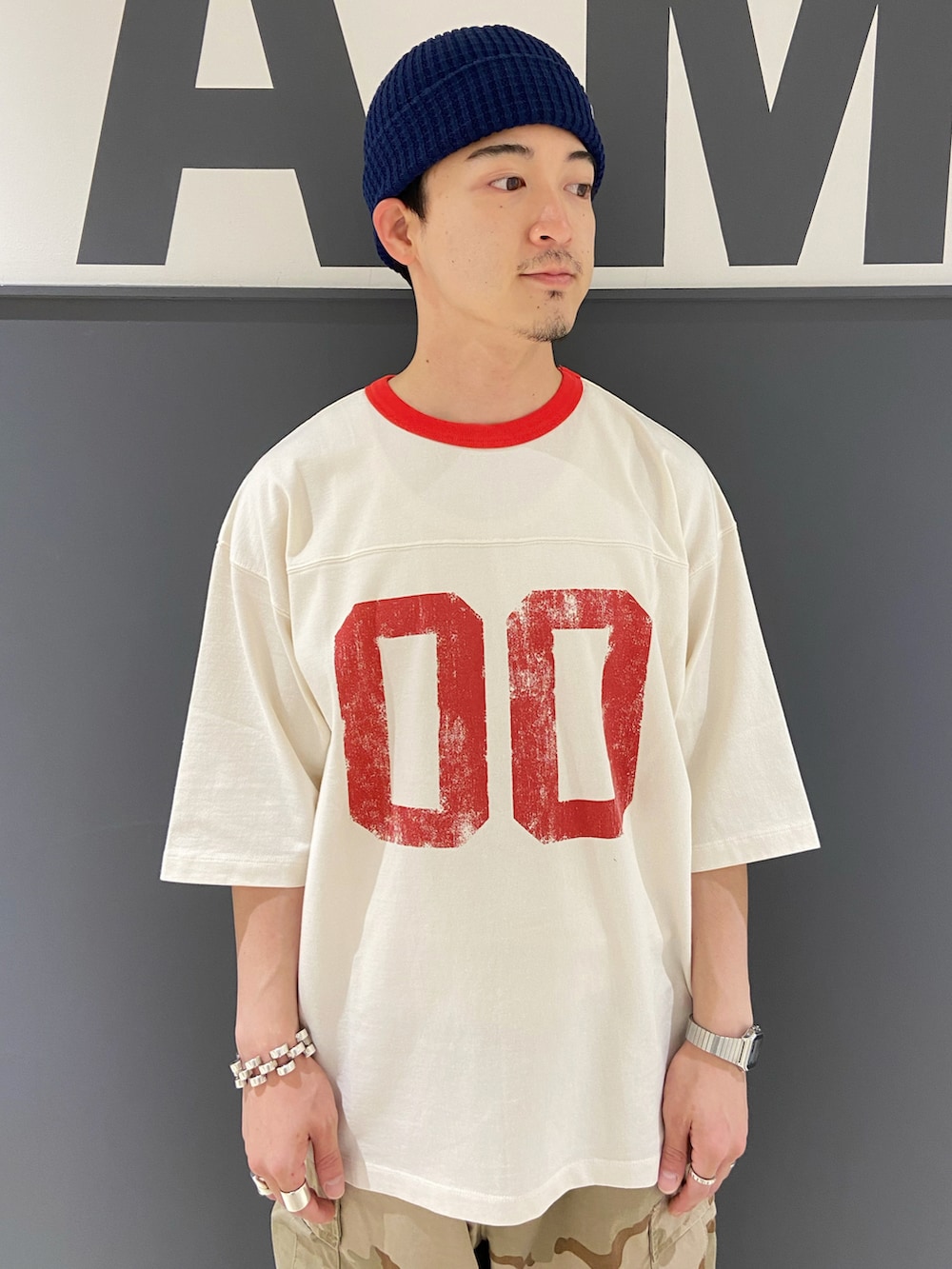 ホワイト系のTシャツ/カットソー、その他のその他パンツ、ブルー系のシューズを着用したメンズの夏コーディネートの3枚目の写真