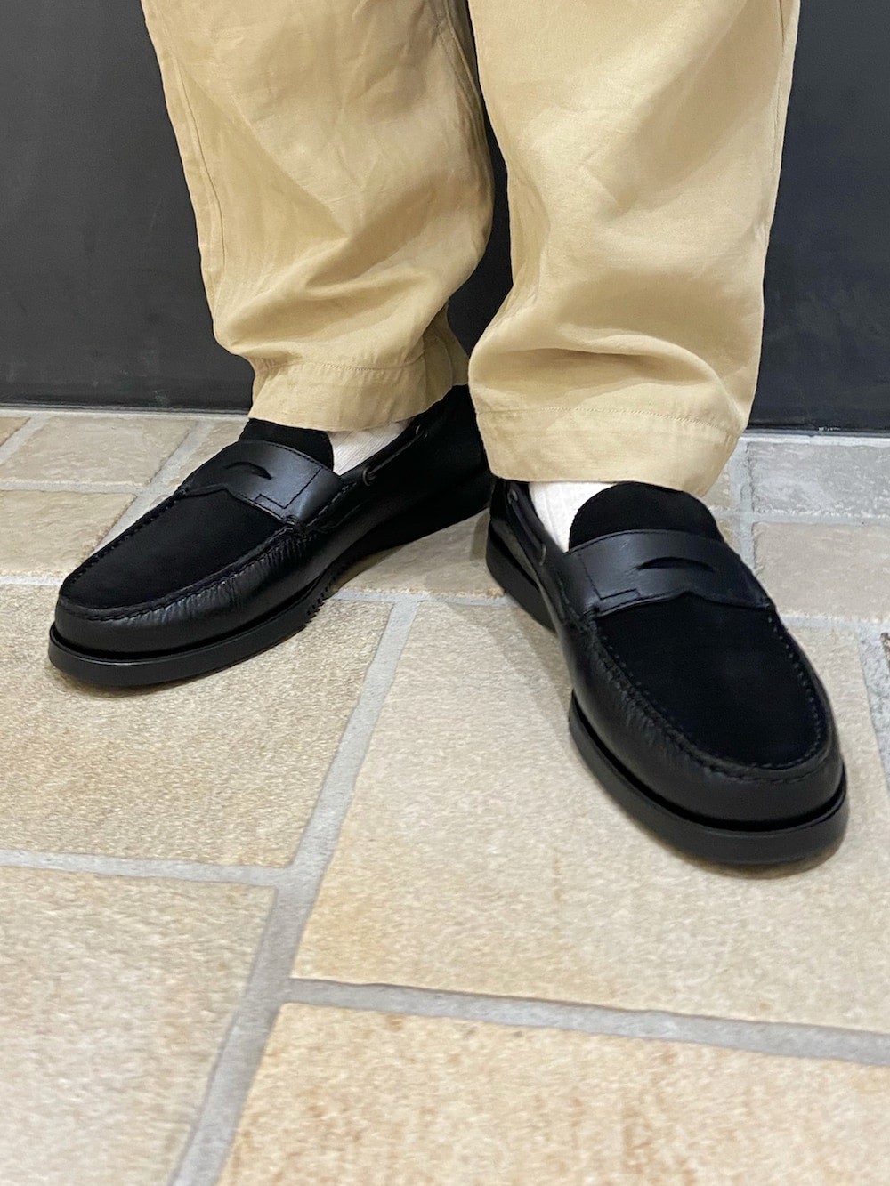 ブルー系のシャツ/ブラウス、ベージュ系のチノパンツ、ブラック系のローファーを着用したメンズの夏コーディネートの5枚目の写真