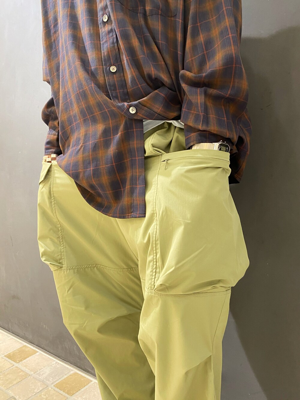 ブルー系のシャツ/ブラウス、グリーン系のその他パンツ、ブラック系のスニーカーを着用したメンズの夏コーディネートの5枚目の写真