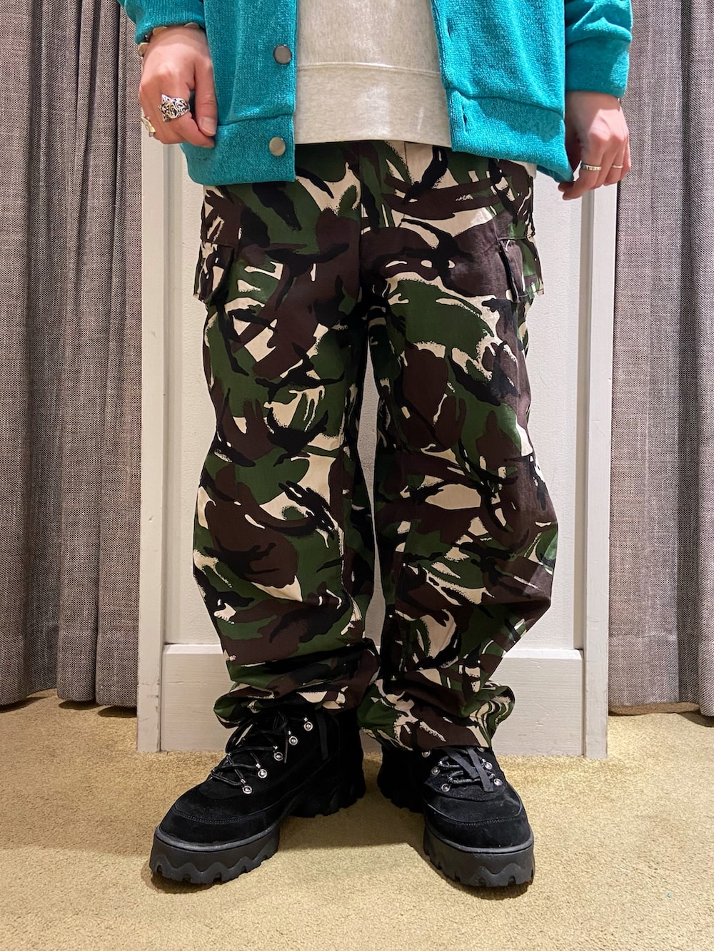 ブルー系のカーディガン/ボレロ、グリーン系のカーゴパンツ、ブラック系のスニーカーを着用したメンズの秋コーディネートの4枚目の写真