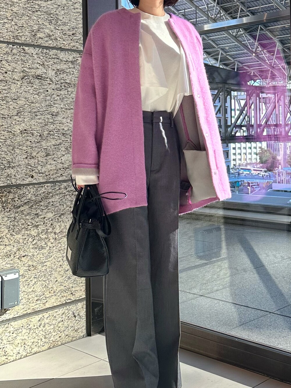 ホワイト系のニット/セーター、パープル系のノーカラージャケット、グレー系のその他パンツを着用したレディースの冬コーディネートの3枚目の写真