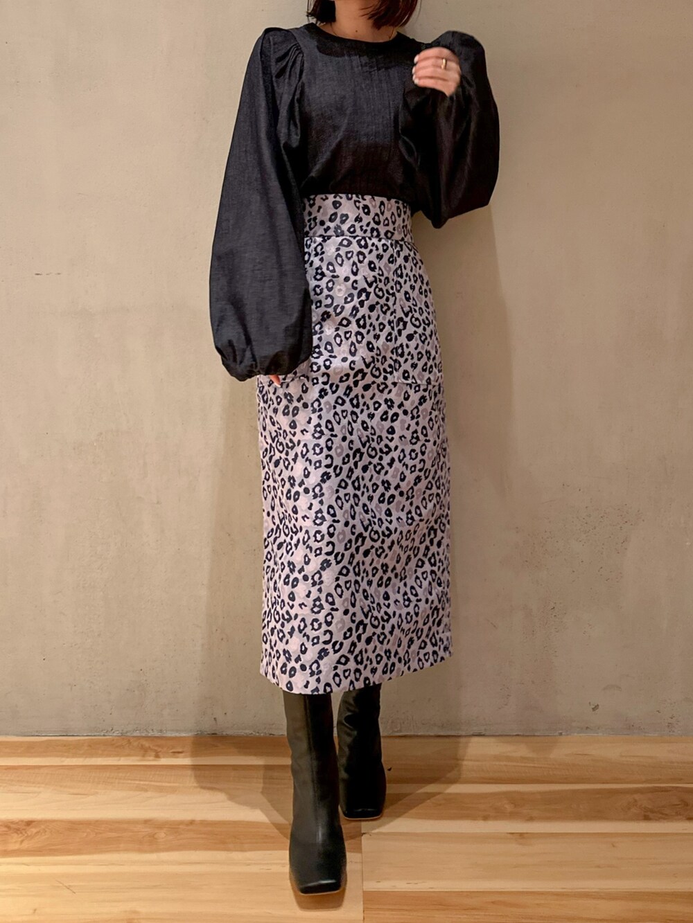 ホワイト系のカーディガン/ボレロ、ブラック系のブーツ、ブルー系のシャツ/ブラウスを着用したレディースの冬コーディネートの3枚目の写真